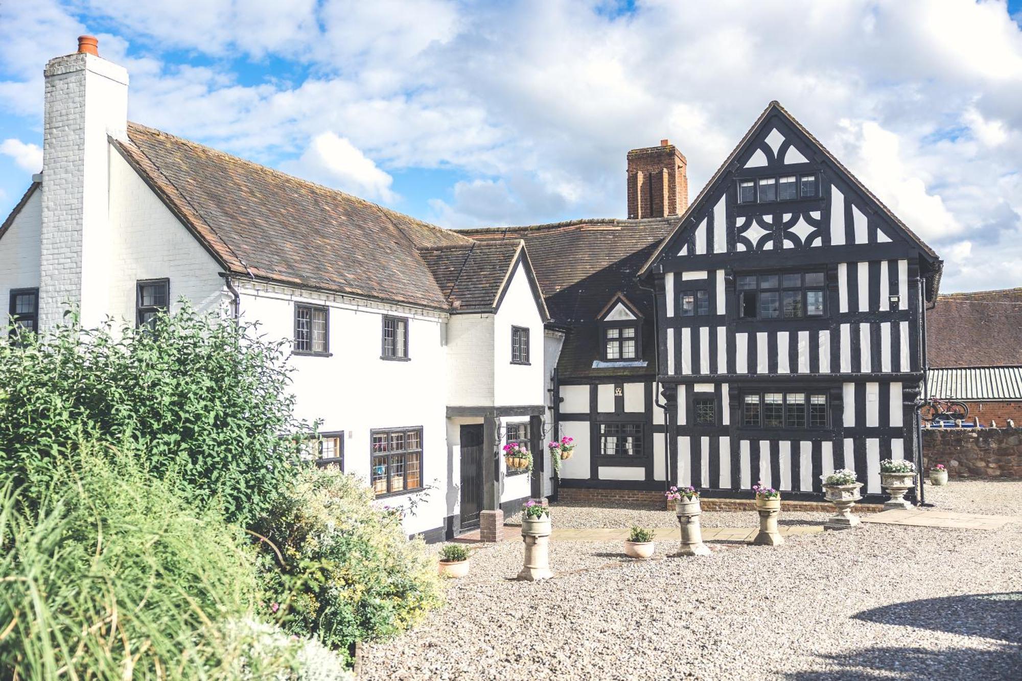 High Grosvenor House With Rose And Heath Cottages Бриджнорт Екстериор снимка